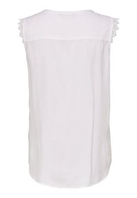 Blouse blanche sans manches avec un empiècement au dos et une finition en dentelle sur les coutures des épaules, présentant une coupe décontractée et une texture douce.