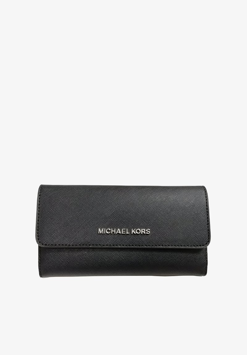 Čierna kožená peňaženka s textúrovaným povrchom, s klopou na uzavretie a strieborným brandingom "MICHAEL KORS" na prednej strane.