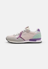 Zapatillas que presentan materiales en tonos rosa pastel, gris y púrpura; texturas de ante y cuero; cordones blancos; acentos púrpuras y detalles de marca.