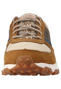 Baskets en daim marron et en tissu beige avec des accents bleus, semelle en caoutchouc texturée, lacets à motifs et détail de logo sur le côté.
