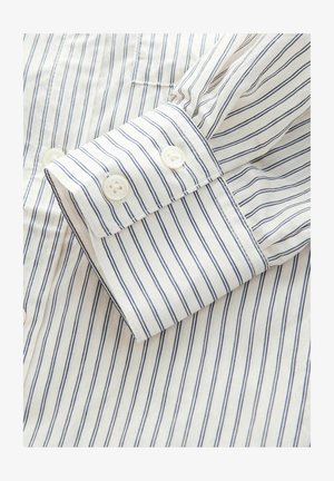 Prugasta košulja s dugim rukavima, bijelim i tamnoplave pruge, pamuk, s bijelim gumbima na manžetama.