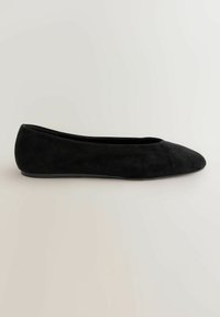 Mustat samettiset balettikengät pyöristetyllä kärjellä, sileällä pinnalla, matalalla profiililla ja minimalistisella muotoilulla, ilman näkyviä metalliosia tai koristeita.