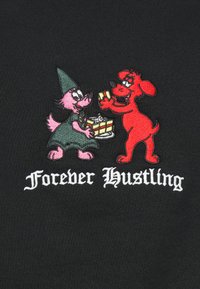 Tessuto nero con ricami colorati di un personaggio rosa in un vestito verde e un personaggio rosso che tiene dei regali, con il testo "Forever Hustling".