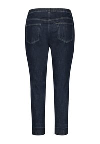 Tmavě modré denimové capri džíny s středně vysokým pasem, dvěma zadními kapsami a vyšitým lemem. Hladká textura a mírné vyblednutí.