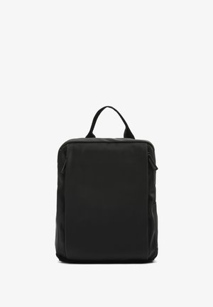 Zaino nero realizzato in materiale liscio e resistente. Forma quadrata con una maniglia superiore, tasche laterali discrete e un design minimalista.
