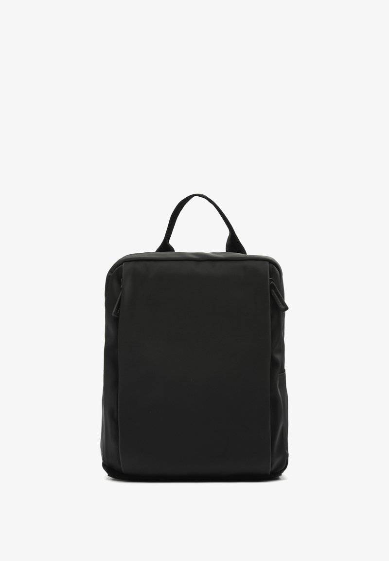 Juodas kuprinė, pagaminta iš lygios, patvarios medžiagos. Kvadratinė forma su viršutine rankena, subtiliais šoniniais kišenėmis ir minimalizmo stiliumi.