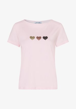 Roze T-shirt gemaakt van katoen, met korte mouwen en een ronde halslijn. Versierd met drie metalen hartjes in goud, roze en zwart.