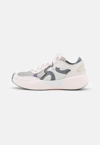 Chaussure de sport rose clair avec une tige en mesh agrémentée d'accents gris et une semelle intermédiaire texturée. Comprend des détails violets et un laçage doux.