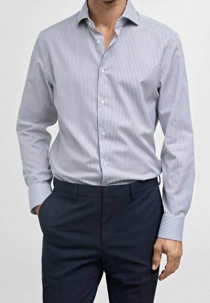 Raitapaita valkoisena ja laivastonsinisenä, pitkähihaisena, napitettava malli ja teräväkauluksena. Yhdistetty räätälöityjen laivastonsinisten housujen kanssa.