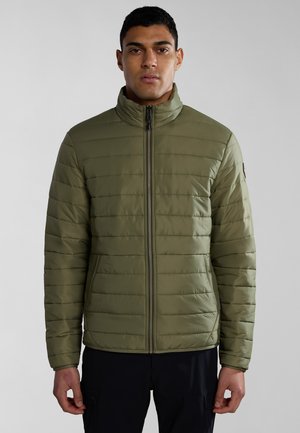 Chaqueta acolchada verde con un cuello alto, cierre de cremallera en toda la longitud y costura horizontal. Presenta un parche de logo en la manga izquierda.