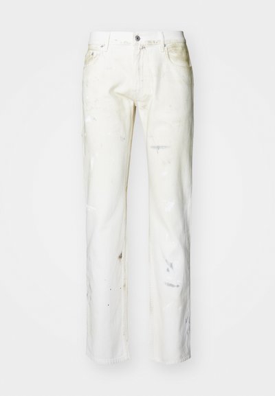 Jeans in denim bianco con taglio dritto. Presentano macchie di vernice visibili, una zip frontale e cinque tasche. Tessuto morbido con un aspetto leggermente usurato.