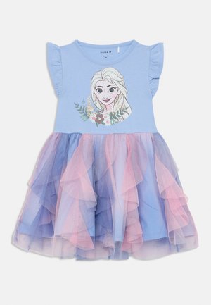 Robe bleu clair avec de courtes manches volantées, présentant une illustration sur le devant et une jupe à volants en tulle dégradé rose et bleu.