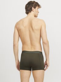 Dunkelolivgrüne Boxershorts mit weichem Stoff und elastischem Bund, von hinten betrachtet. Keine sichtbaren Logos oder Muster.
