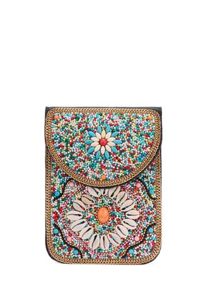 Pequeño bolso rectangular con cuentas con patrones florales y geométricos hecho de cuentas multicolores, conchas y una piedra central naranja.
