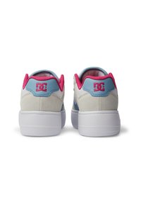 DC tenisky v béžovej, modrej a ružovej farbe. Majú textúrovanú semišovú a koženú priehlbinu, polstrovanú pätu a bielu gumovú podrážku. Logo na pätovej časti.