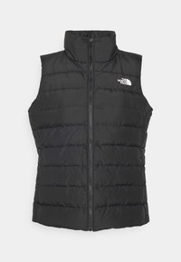 Černá prošívaná bezrukávová vesta s předním zipem a vysokým límcem, s bílým logem The North Face na horním levém prsu.