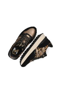 Sneakers med svart mocka, metalliska bronzeaccent och ett leopardmönster. Har rundad tå, snörning och strukturerad sula.