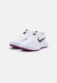 Scarpe da ginnastica bianche in rete con un logo Nike grigio, suola viola e accenti neri sulla linguetta e sui lacci. Design leggero e traspirante.