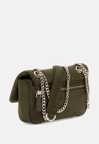 Borsa a spalla verde oliva realizzata in morbido tessuto, dotata di una tasca frontale con zip, tracolla a catena e design pieghevole per la chiusura.