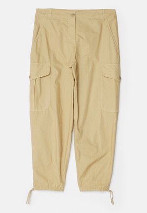Beige Cargo-Hosen aus leichtem Stoff, mit zwei Seitentaschen, elastischen Bündchen und einem Knopfverschluss. Insgesamt glatte Textur.