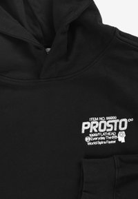 Czarna bluza z kapturem z przednią kieszenią typu kangur, kapturem ze sznurkiem i białym haftowanym logo z napisem na piersi. Miękka tekstura tkaniny.