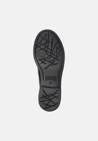 Schwarze Schuhsohle mit strukturierter Oberfläche und Rautenmuster. "CAMPE" Logo und Größe "38" sind im Fersenbereich eingeprägt.