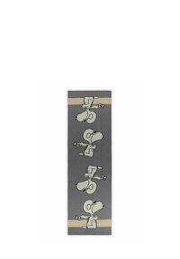 Grijze handdoek met vier Snoopy-figuren in lichtgroen, met een beige horizontale streep aan de onderkant. Zachte textuur, rechthoekige vorm.