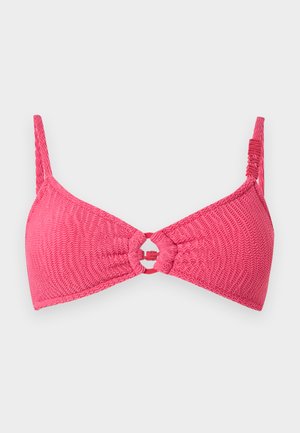 Roze getextureerde bikini top met verstelbare bandjes en een kleine ronde uitsnede bij de centrale voorste sluiting.