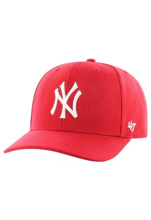 Rote Baseballkappe mit weiß gesticktem New York Yankees Logo auf der Vorderseite und kleinem weißen '47' an der Seite.