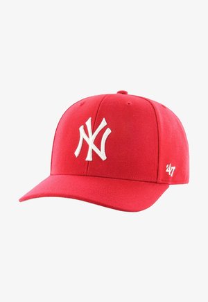 Rote Baseballkappe mit weiß gesticktem New York Yankees Logo auf der Vorderseite und kleinem weißen '47' an der Seite.