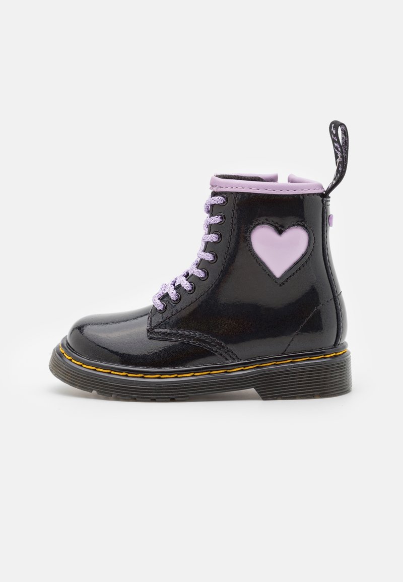 Bottine en cuir verni noir avec lacets et col lavande. Présente un cœur lavande en accent sur le côté et une semelle en caoutchouc texturée.