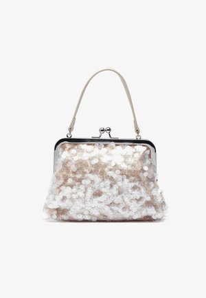 Borsa a pochette con paillettes, base beige morbido, paillettes bianche circolari che coprono la superficie, struttura metallica e manico color crema.