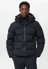 Giubbotto imbottito nero con cappuccio, dotato di chiusura con zip e tasche laterali. Il design trapuntato migliora l'isolamento e la texture.