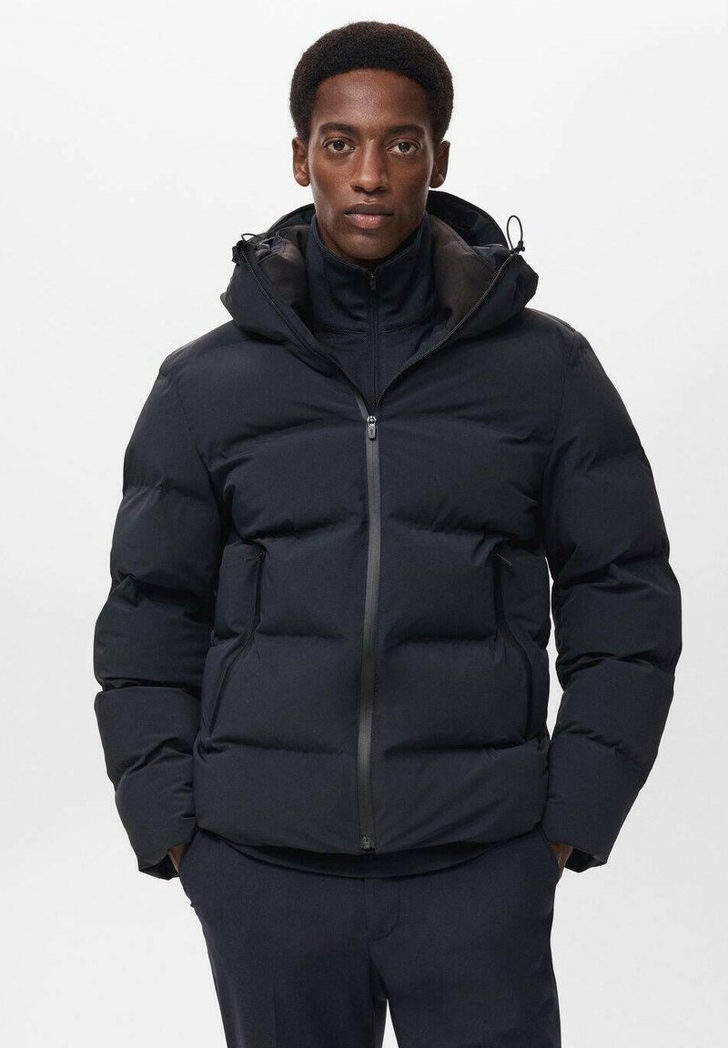 Giubbotto imbottito nero con cappuccio, dotato di chiusura con zip e tasche laterali. Il design trapuntato migliora l'isolamento e la texture.