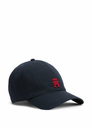 Czarna czapka baseballowa z zakrzywionym daszkiem i czerwonym, pionowym logo "TH" wyszytym na przednim panelu.