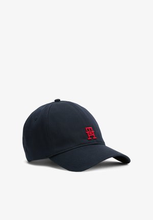 Czarna czapka baseballowa z zakrzywionym daszkiem i czerwonym, pionowym logo "TH" wyszytym na przednim panelu.