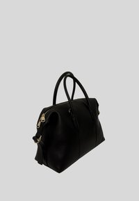 Borsa a mano nera in pelle con chiusura a zip, doppie maniglie e tracolla removibile; texture liscia e design strutturato.
