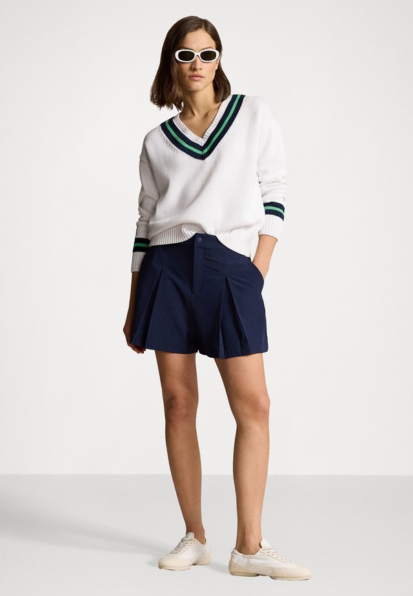 FOUR WAY STRETCH PLEATED SHORT - Shorts2