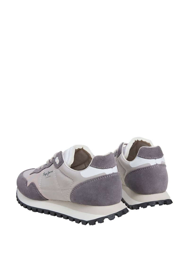 Sneakers atletiche in suede grigio e tessuto bianco con un design retro, caratterizzate da una suola testurizzata e un motivo a stella sul lato.