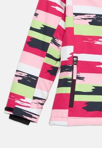 Chaqueta multicolor con rayas horizontales en rosa, verde y blanco, que presenta un bolsillo con cremallera lateral y acentos en negro en los puños.