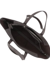 Graue Wildleder-Tote-Bag mit weicher Textur, verfügt über ein großes offenes Innenfach, eine Reißverschlusstasche und zwei stabile Tragegriffe.