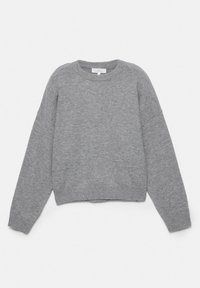 Blød grå crewneck sweater med lange ærmer og ribstrikkede manchetter og kant, vist på en ensfarvet hvid baggrund.