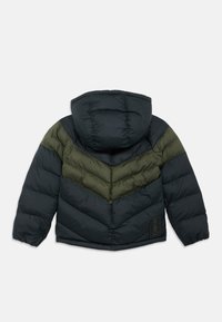 Casaco acolchoado com corpo preto e detalhes em chevron verde-oliva, capuz e costuras visíveis. Tecido texturizado com acabamento mate.