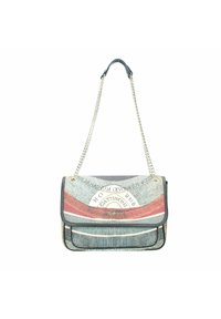 Borsa a spalla con una tracolla a catena, caratterizzata da un design in tessuto testurizzato nei colori blu, rosso e crema, con un logo prominente sulla parte anteriore.