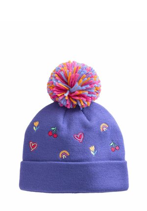 Bonnet tricoté violet avec un pompon coloré, orné de cerises, fleurs, cœurs et arcs-en-ciel brodés dans diverses couleurs.