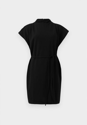 Robe noire en tissu doux, dotée d'un haut col, de manches courtes, d'une taille cintrée avec une ceinture et d'une silhouette décontractée.