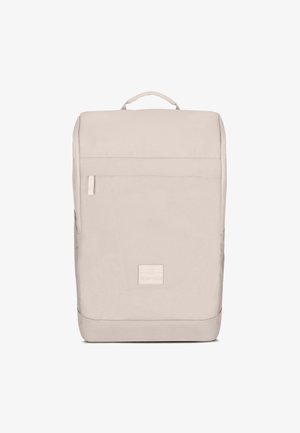 Beige rygsæk med et minimalistisk design, lavet af slidstærkt stof. Har et topgreb og en frontlomme med lynlås, blød tekstur.