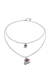 Collar de capas plateado con un diseño texturizado, que presenta dos colgantes de piedra preciosa rosa en formas cuadrada y de espiral.