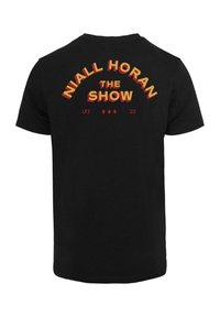 Sort bomulds T-shirt med fed, farverig tekst på ryggen: "NIALL HORAN THE SHOW LP3 '23," med diamant accenter nedenfor.