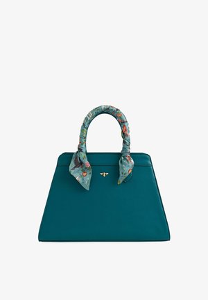 Teal leren handtas met een gestructureerde vorm. Voorzien van een patroonstof sjaaltje dat om de handgreep is geknoopt en een gouden bijaccent aan de voorkant.